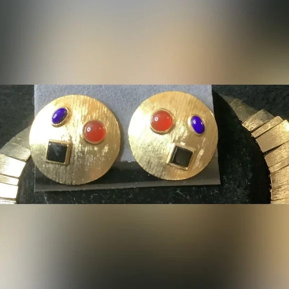 VINTAGE LES BERNARD Unsigned
Gold-Toned Egyptian Revival Jewelry Set NWOT - Picture 5 of 7